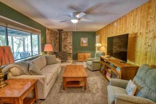 Pinetop House | 2BR Forest Cabin with Fire Pit BBQ Patio & Games