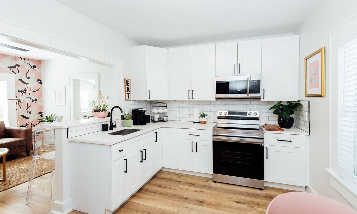 Historic Uptown Apartment | 2BR Furnished Apartment - Monthly Stays - Downtown St Petersburg