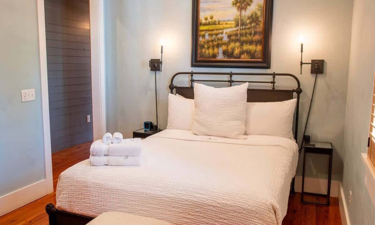 Cannonborough Elliotborough Apartment | 2BR Historic Apt | King St 3 Blocks | Porch, Parking, Full Kitchen | Charleston