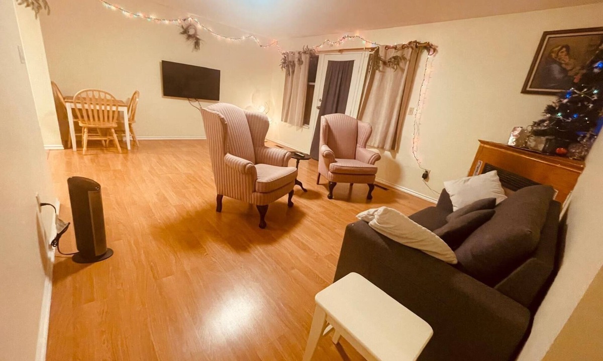 Coquitlam House | 2BR Home with Mountain Views, Near Transit, w/Workspace + Gym. Pets on approval