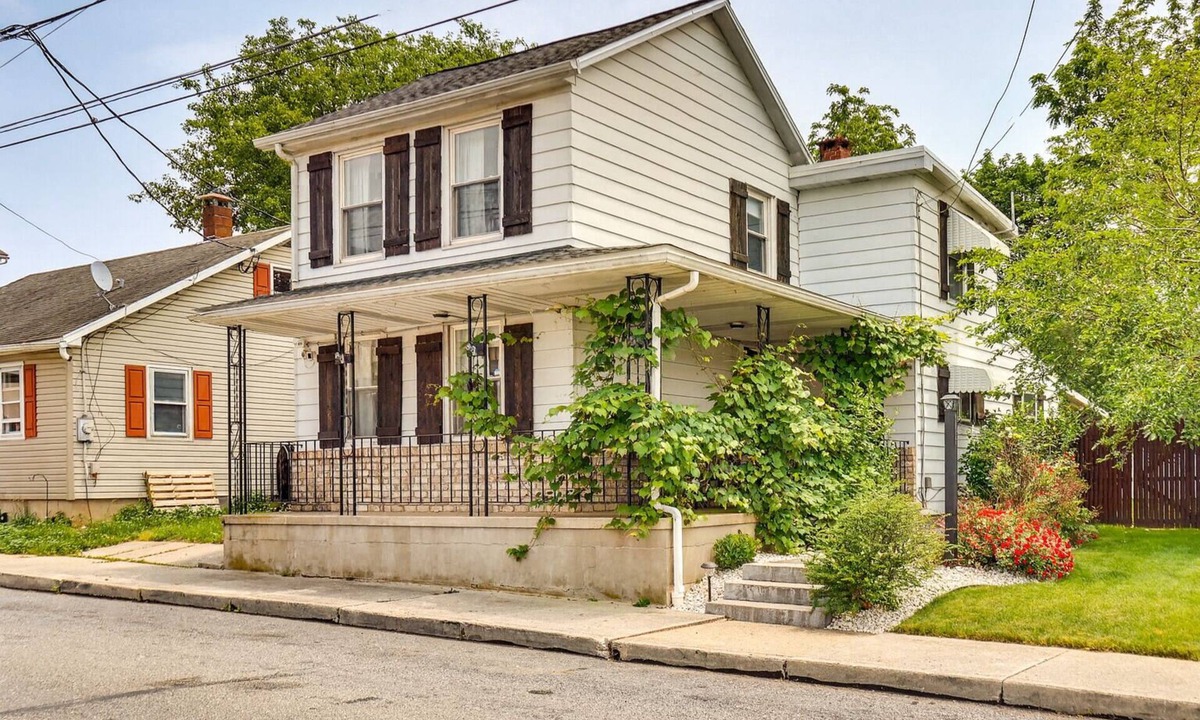 Bernville House | 2BR House Blue Marsh Lake Wi-Fi & Smart TV Pet Friendly