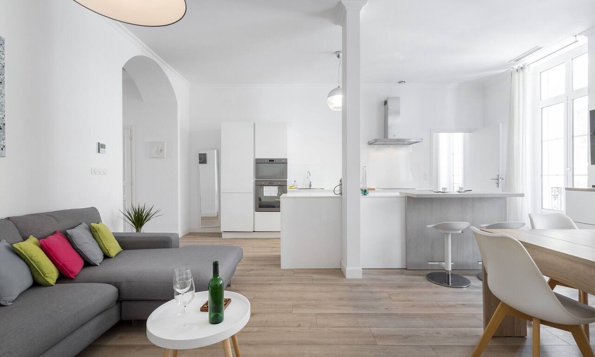 Carabacel Apartment | 2BR - Hyper Centre - Air conditioning - Balcony