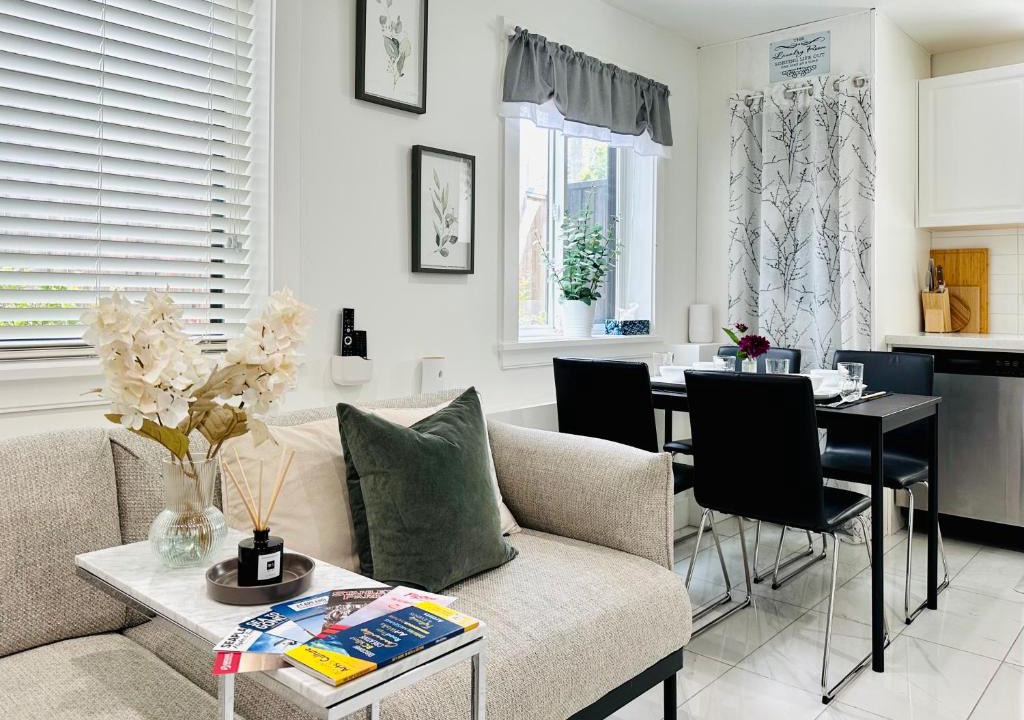 Vancouver South House | 2BR Laneway Suite - Oakridge - Free Parking & Pets Welcome