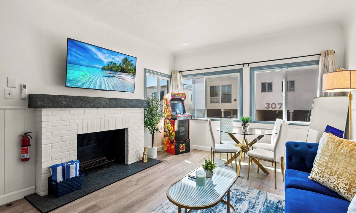 El Porto Apartment | 2BR Luxury Getaway 3 Mins to the Beach + Ocean Views