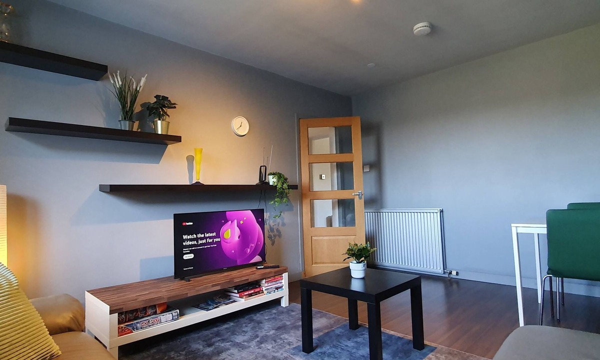 Central Aberdeen Apartment | 2BR- Modern, top floor apartment - Free parking fast internet. Near hospitals
