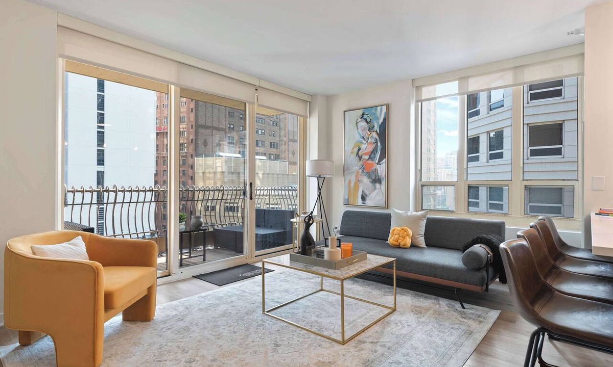 Rush and Division Apartment | 2BR near Riverwalk + downtown access