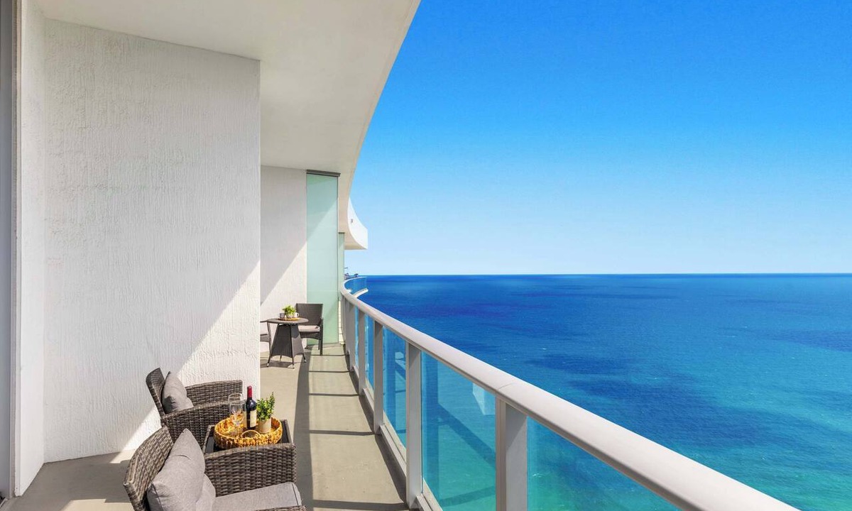 Hollywood South Central Beach Apartment | 2BR Ocean View Balcony & Pool