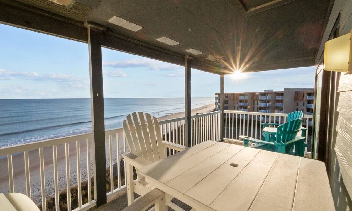 Sneads Ferry Condo | 2BR Oceanfront Condo in NTB with Community Pool & Elevator