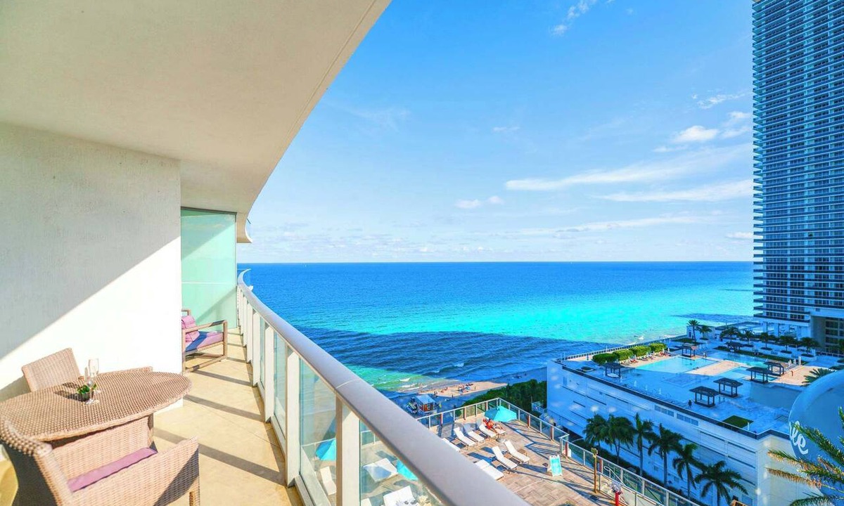 Hollywood South Central Beach Condo | 2BR Oceanfront | Rooftop Pool | 25min WC Stadium