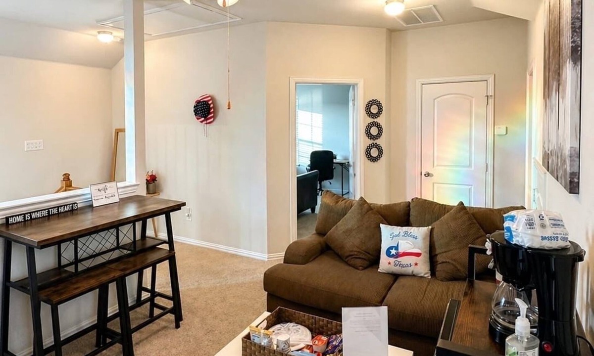 Original Town House | 2BR Private Guest Suite Walk to Carrollton Dining K-Town