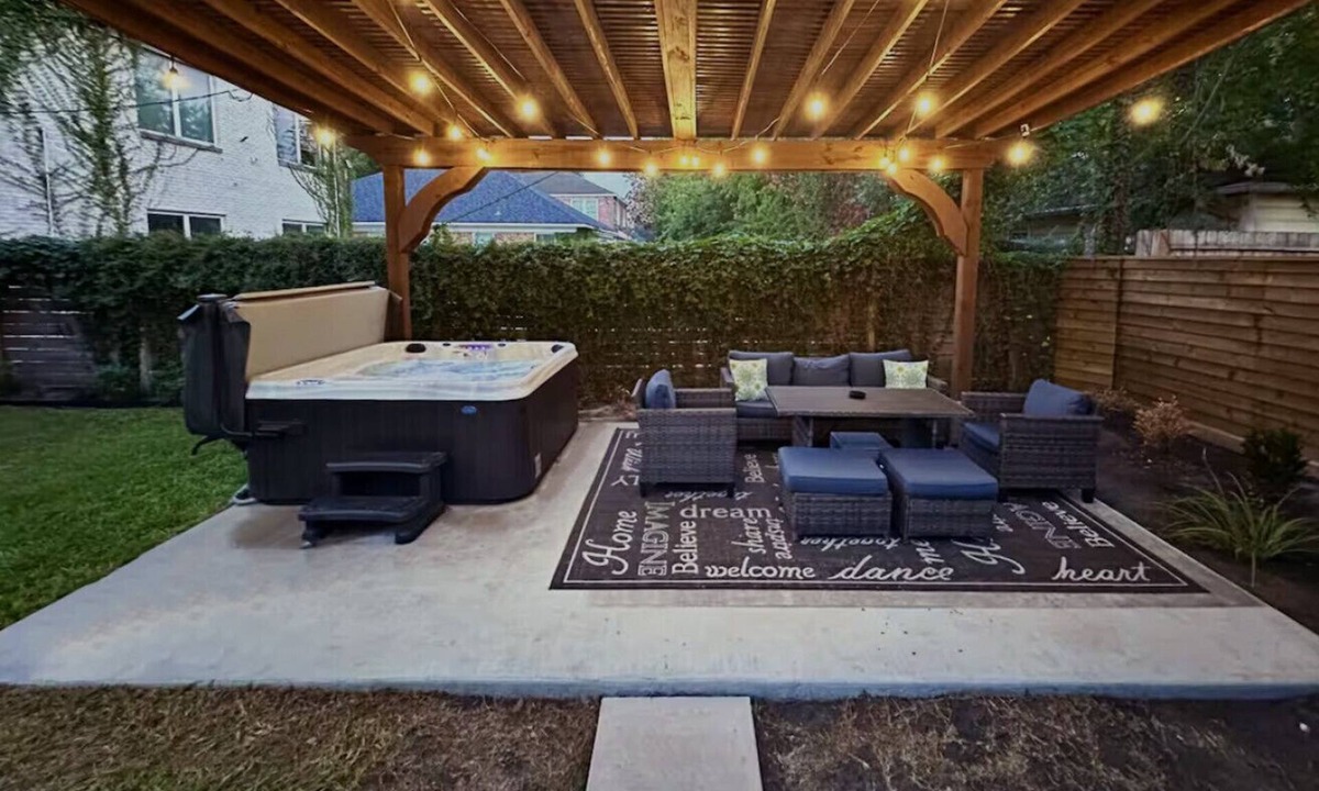 South Central Houston House | 2BR Private Home 1 Block from TSU & Near UH | Sleeps 6 | Hot Tub | Free Parking