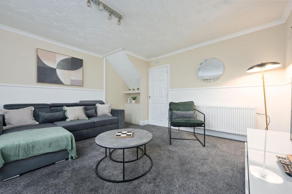 Linlithgow Apartment | 2BR Sleeps 6 with Parking Near Linlithgow Palace