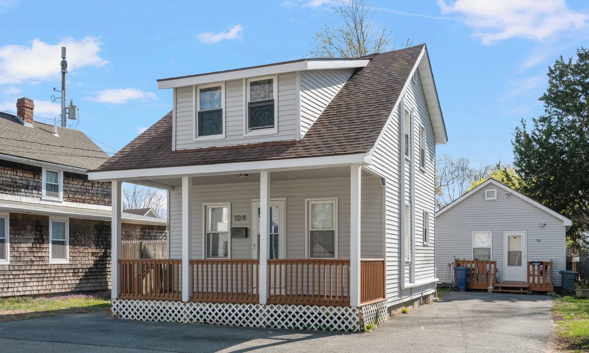 Warwick Cottage | 2BR Steps to Oakland Beach Near Airport
