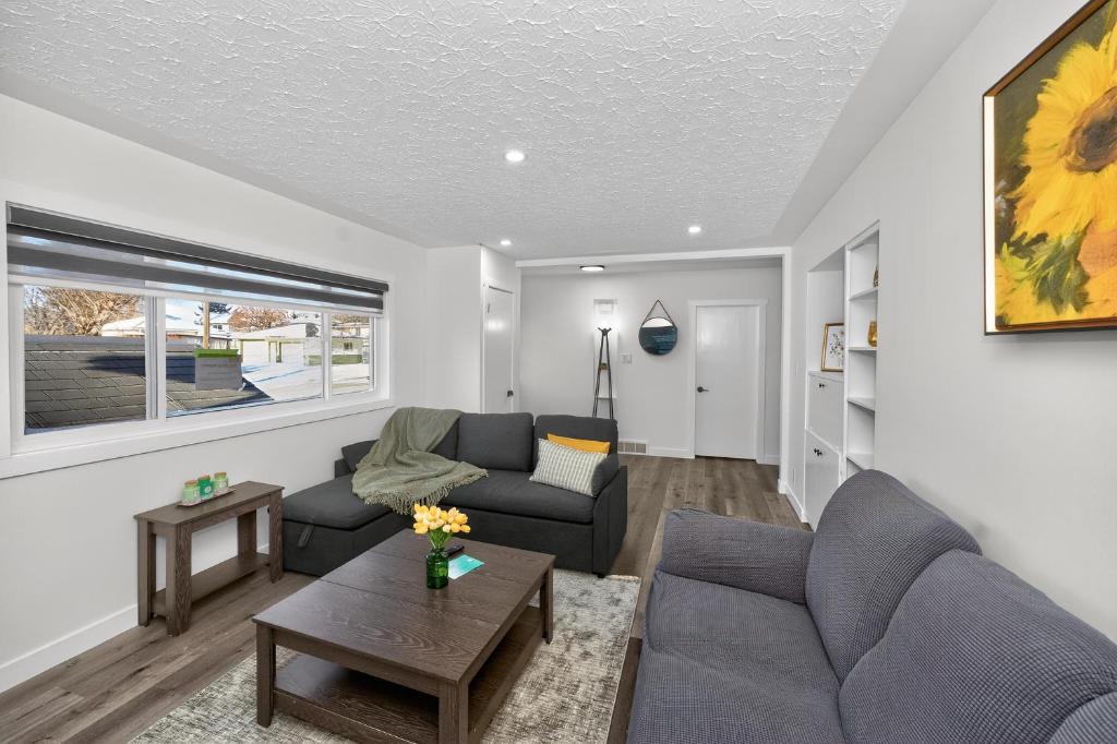 Highland Park Apartment | 2BR Suite Family Friendly | Near YYC Airport & Downtown - 4412 – UP