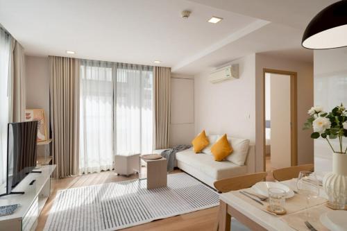 Sukhumvit Apartment | 2BR2BA BTS Thonglor Rooftop Pool Gym BBQ Low