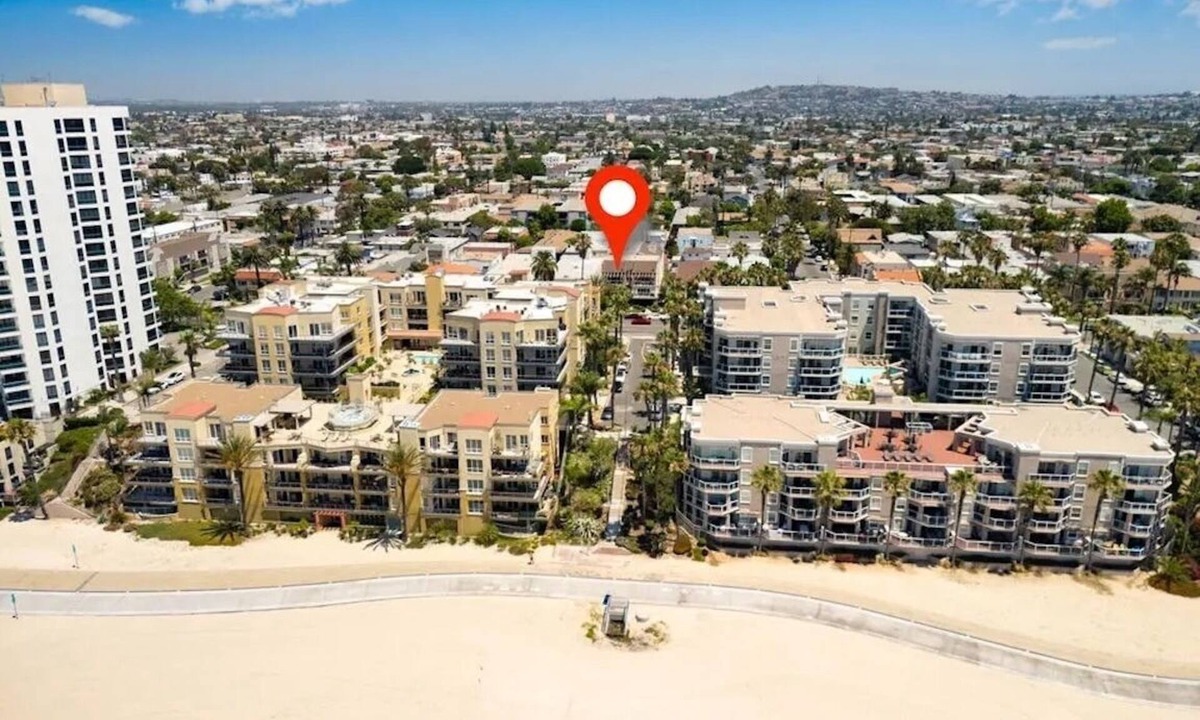 Alamitos Beach Condo | 2min Walk to BEACH - SPACIOUS 3-Bedroom 1600sq ft BEACH Pad - AC, Patio, PARKING