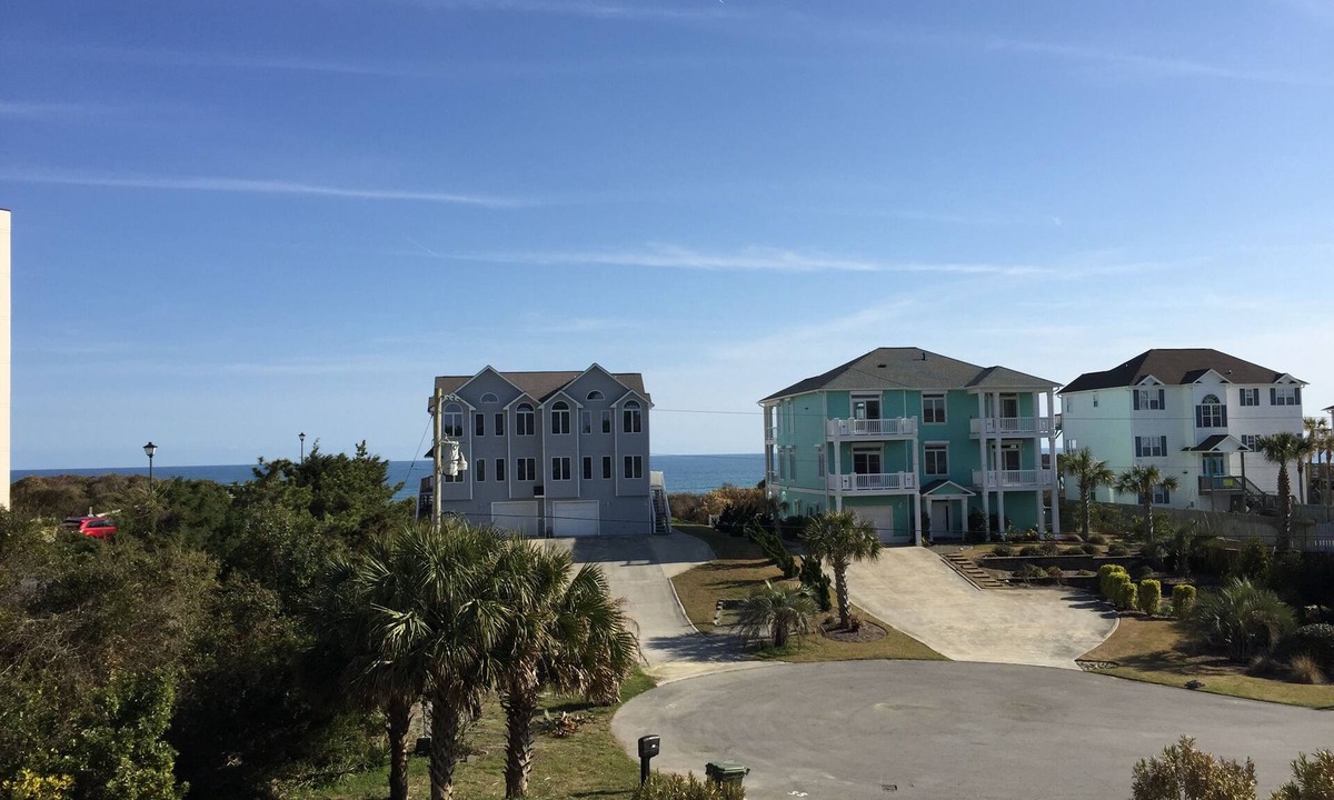 Emerald Isle House | 2nd ROW EASY beach access 1/2 block Ocean View + EV charger