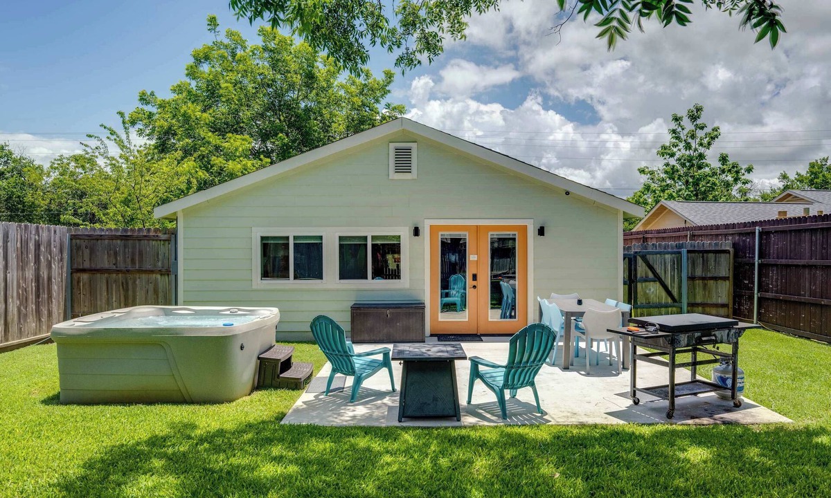Blanco House | 3/2, Private hot tub, fireplace, firepit