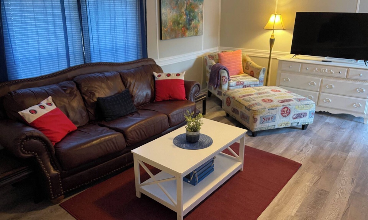 Troy House | 3/2 Sunken Treasure Spacious Home in college town of Troy with WiFi, AC