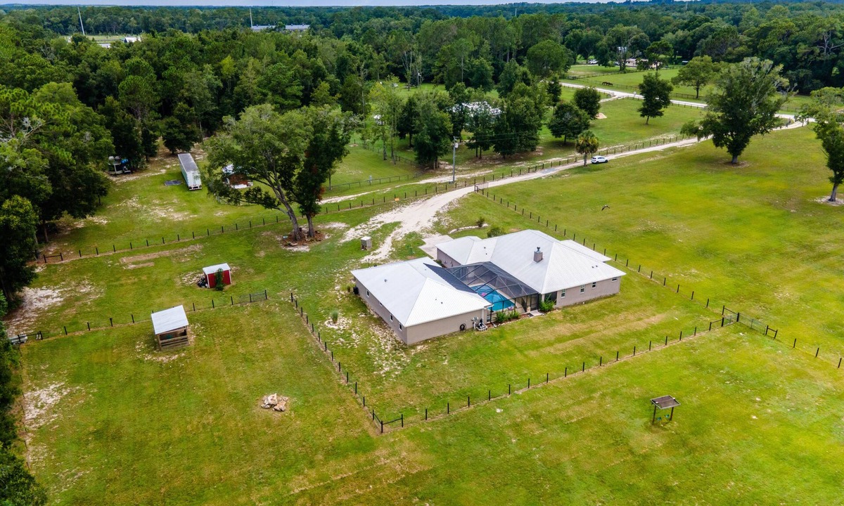 Fellowship House | 3/2 updated pool home that sleeps 8 about 5 minutes from WEC