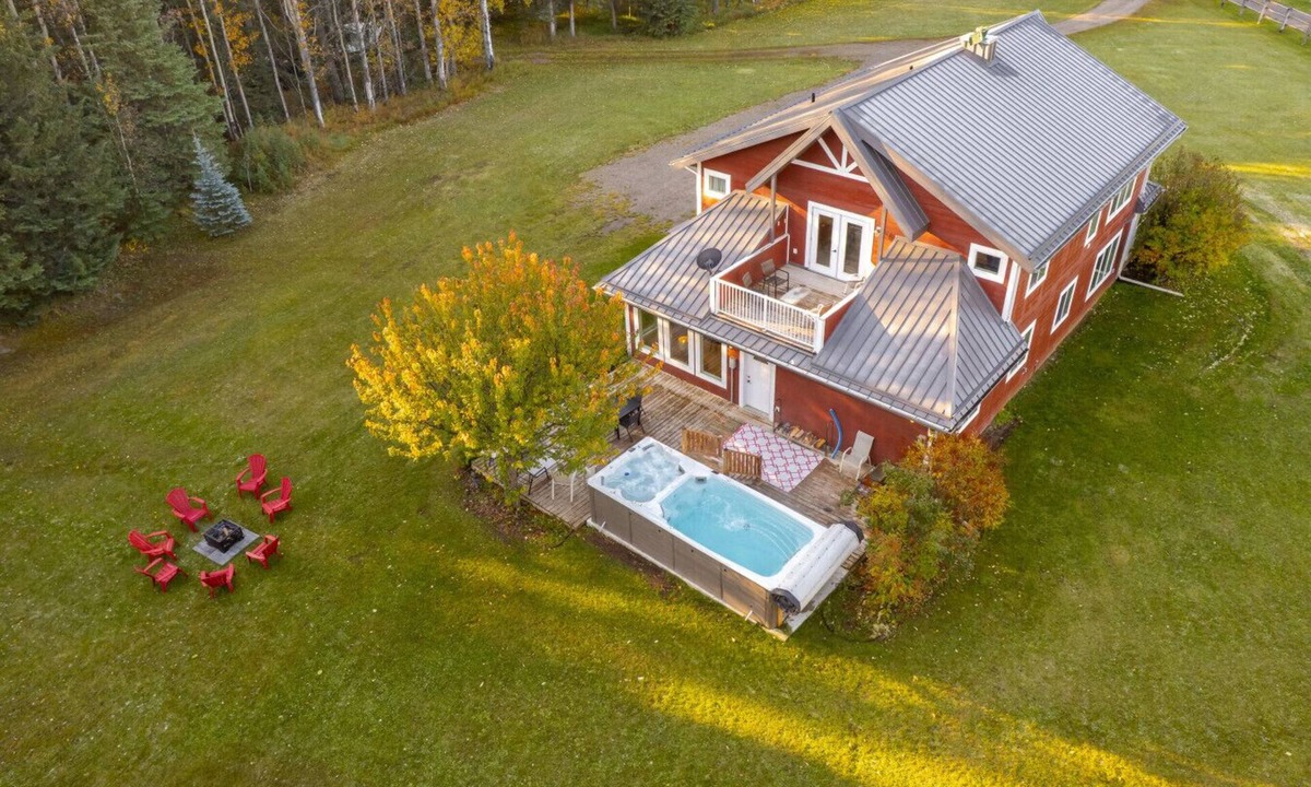 Division No. 14 House | 3,500 SF Tranquil Retreat | HEATED Pool & Hot Tub | Games & Home Theatre Room