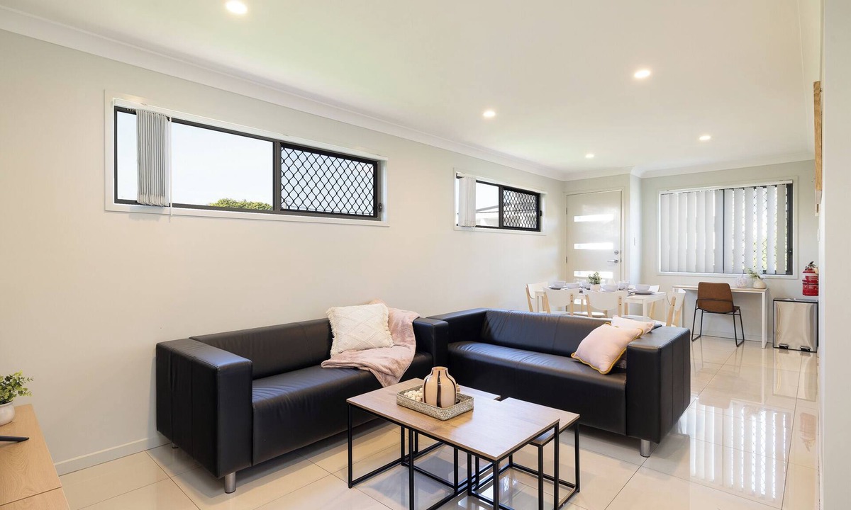 Rocklea Apartment | 3 Bdr apt! Aircon! Train! Shops! Garage! 120D3