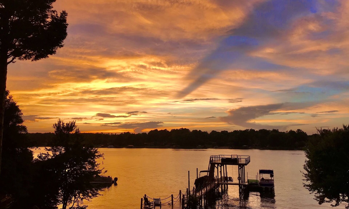 Denver House | 3 Bdrm/2 Bath Lakefront Bungalow with Amazing Views.