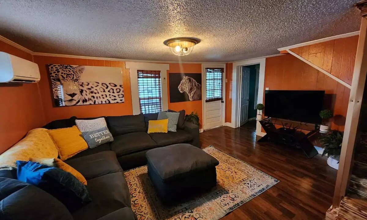 Lawrenceburg House | 3 Bed, 1 Bath