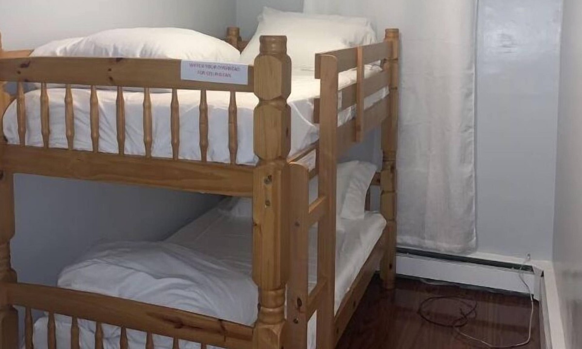Delair House | 3 bed/1 bath (with a king bed) best location, connect to everywhere
