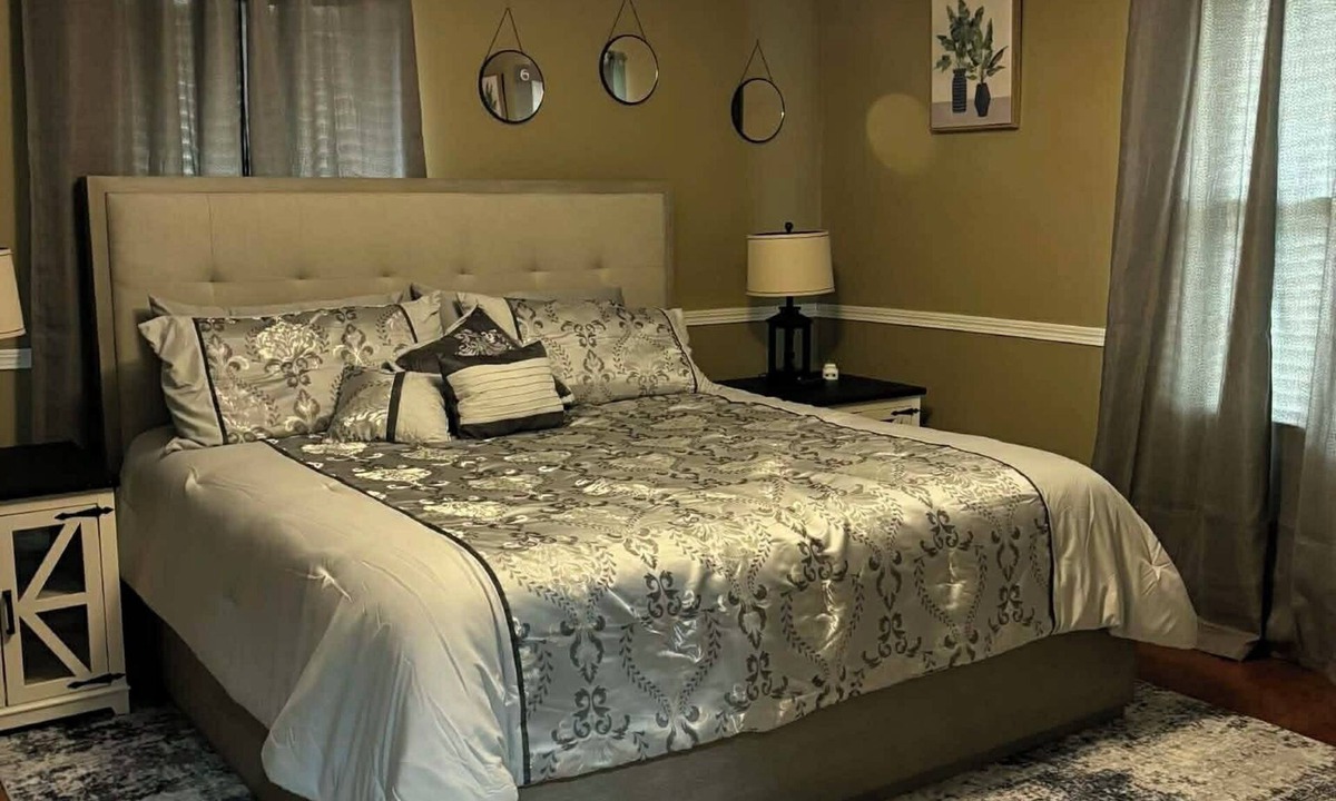 Bellevue House | 3-bed 2.5 bath, outdoor pool May 31-Sep 30th/AC/in Bellevue