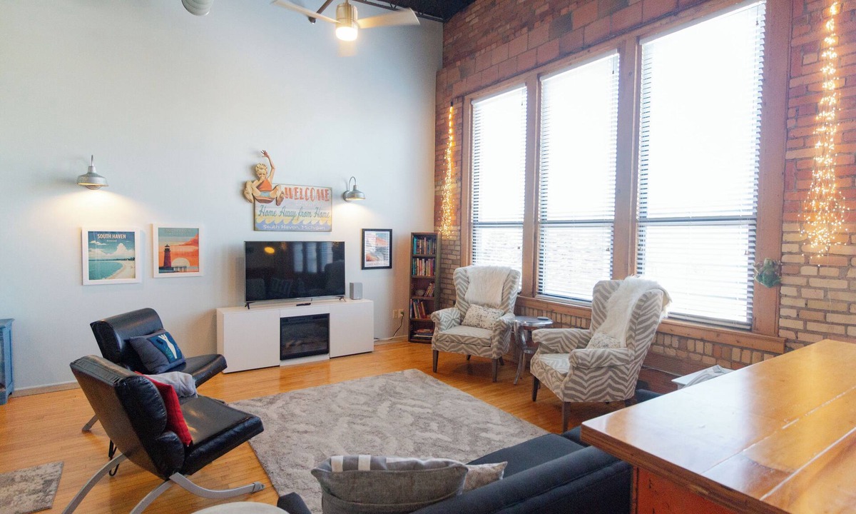 South Haven Condo | 3-bed/2.5ba Loft condo in downtown South Haven with indoor pool and fitness room