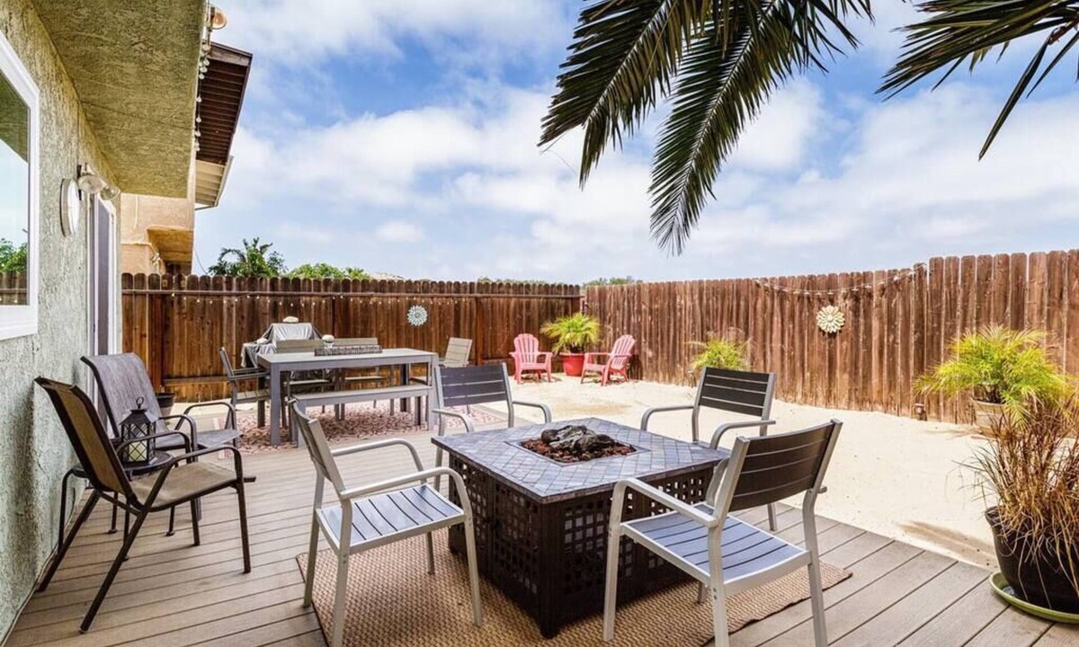 Oxnard Dunes House | 3 BED/2 BA -Walk to Beach/PRIVATE yard-Sleeps 8 1 HR to LA/30 Min Santa Barbara