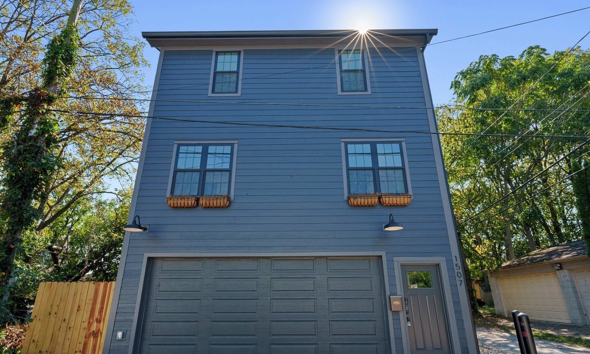 Franklin Park House | 3 Bed 2 Bath Home with Private Attached Garage - close to Hospitals & Airport