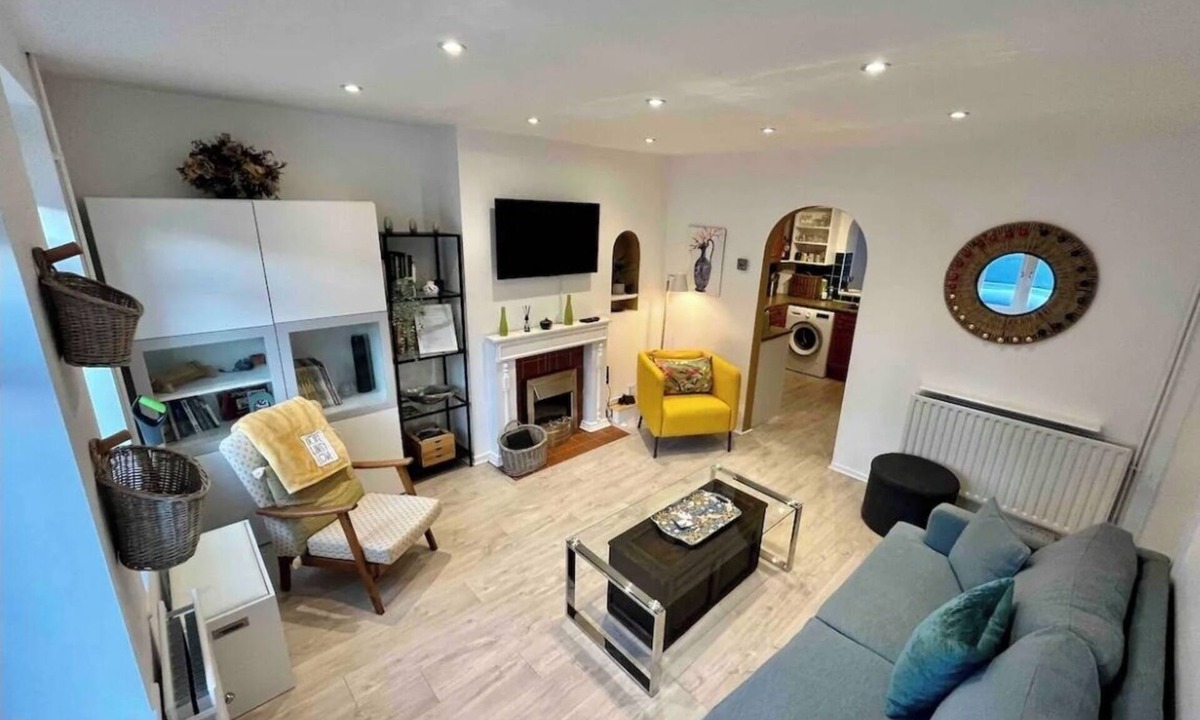 Byfleet House | 3 Bed, 2 Bath House with parking & Garden, Brooklands Weybridge SW London