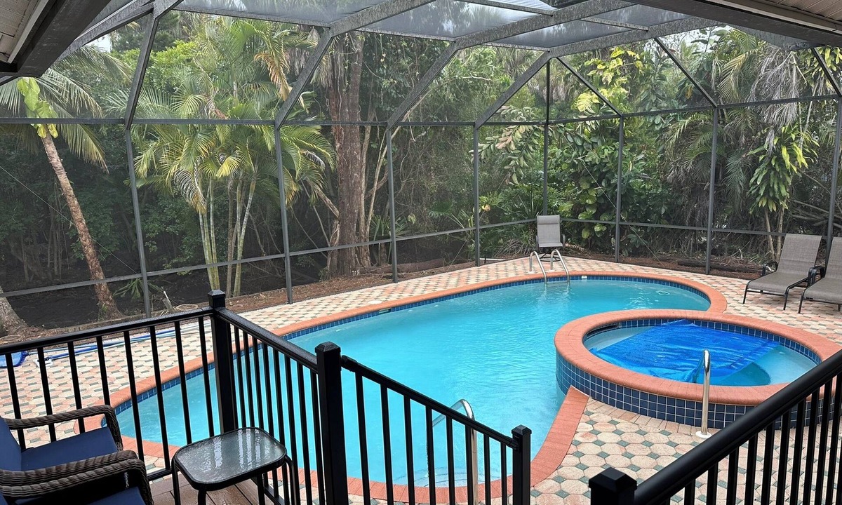 Palm River Estates House | 3 bed/2 bath pool home & hot tub in Naples. Great neighborhood. 3 miles to beach
