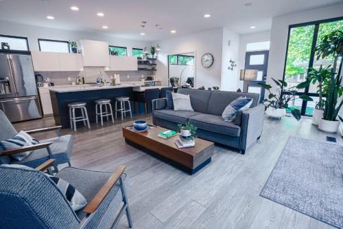 Fountain Square House | 3 bed 3 bath Modern Luxury Home with Hot Tub and Rooftop Patio