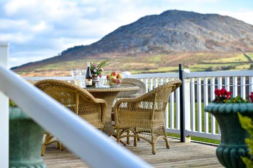 Garn Fadryn Cabin | 3 Bed in Dinas oc-lazyno
