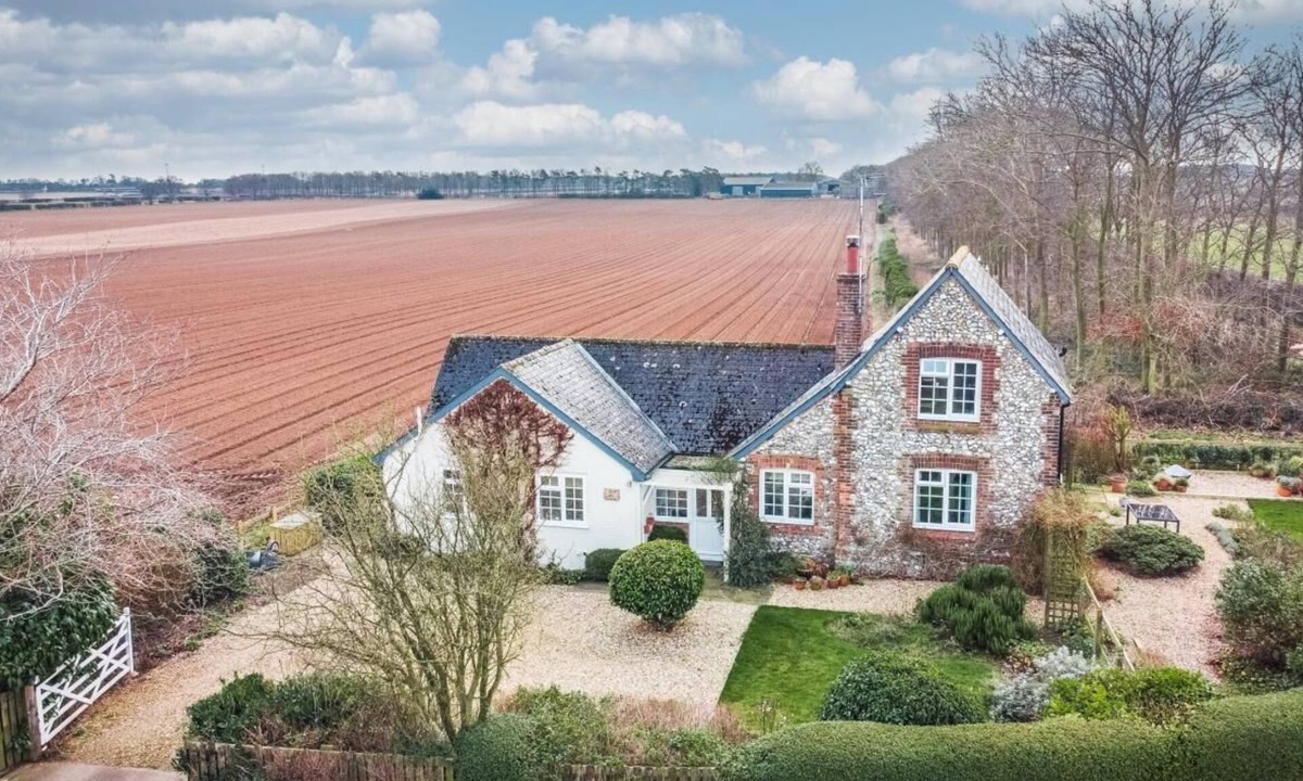 Deepdale Cottage | 3 Bed in Docking (oc-g29874)