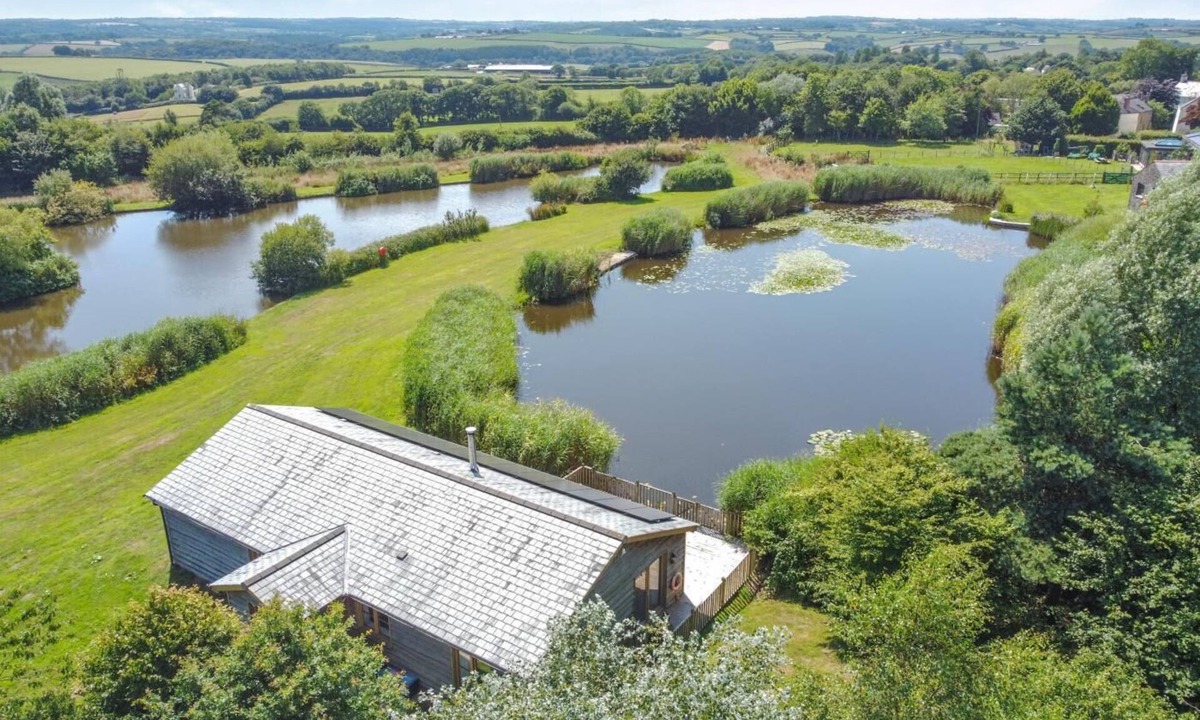 Black Torrington Ski Chalet | 3 Bed in Shebbear (oc-l32582)