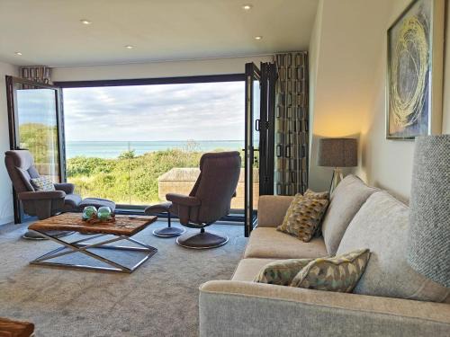 Totland Bay House | 3 Bed in Totland Bay oc-s30266