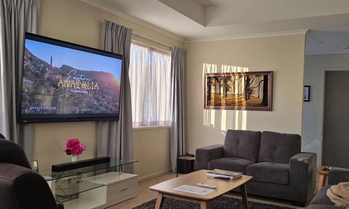 Palmerston North House | 3 Bedroom home in Palmerston North + BBQ + Sky Tv