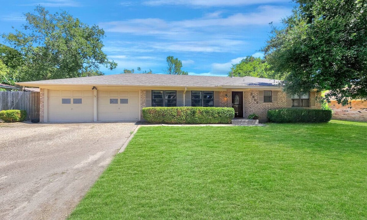 Temple House | 3 Bed, Pool, & Shuffleboard