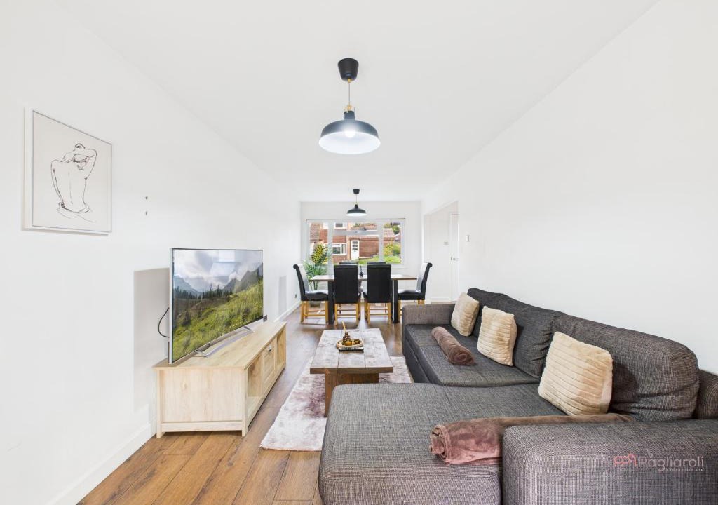 Reading Apartment | 3-Bed Semi-Detached Perfect for Work & Family with Parking