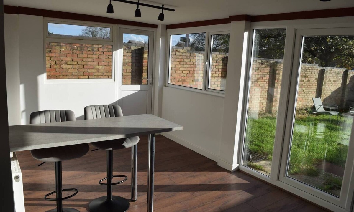 Tilehurst House | 3-Bed Semi-Detached Perfect for Work & Family with Parking