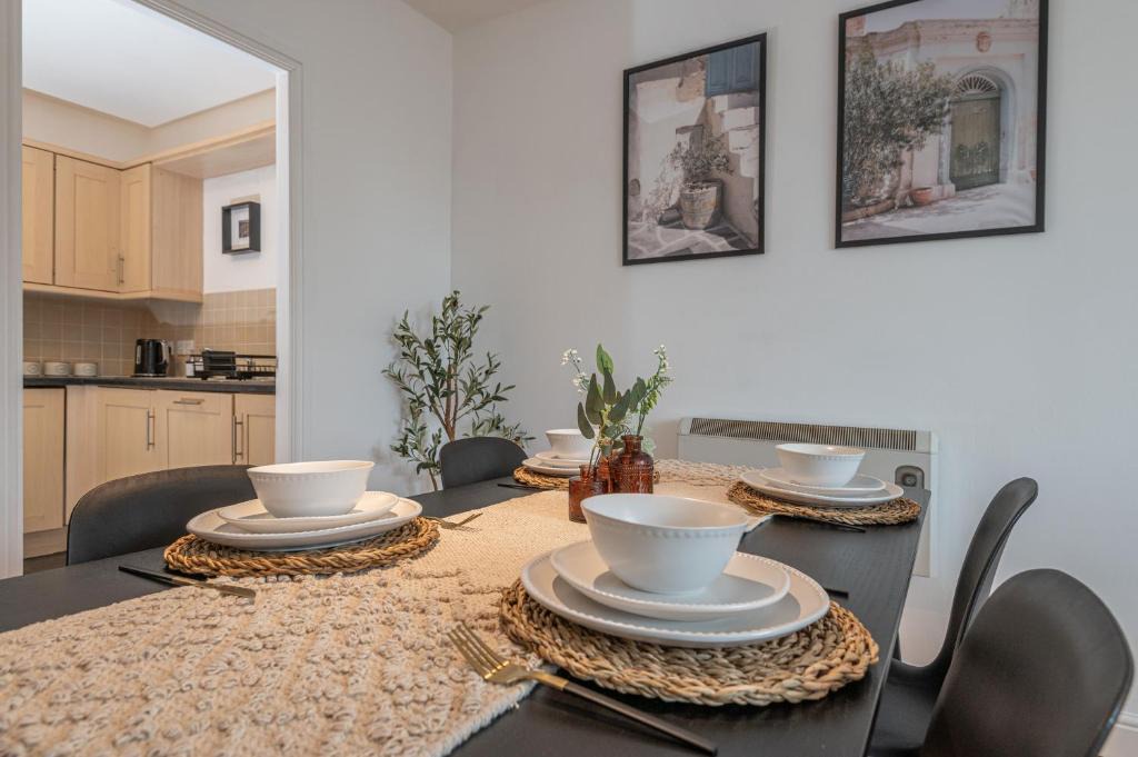 Morley Apartment | 3-Bed Serviced Apt near M62, Leeds - Ideal for Up to 6 Guests - Long Stay Options - Free Parking and Wifi