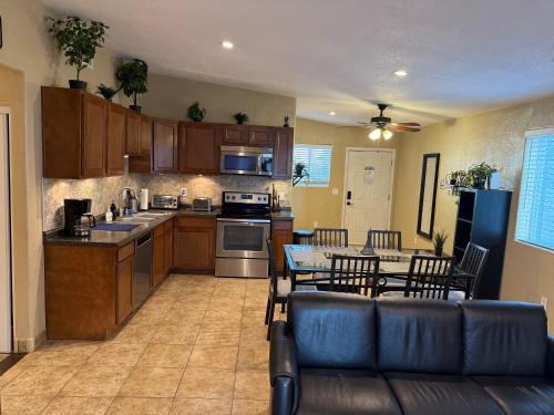 Mesa House | 3 Bedroom, 2 Bath Whole House, Arizona State Univ, Tempe, Mesa Scottsdale on Light Rail, Dogs ok, Work Space