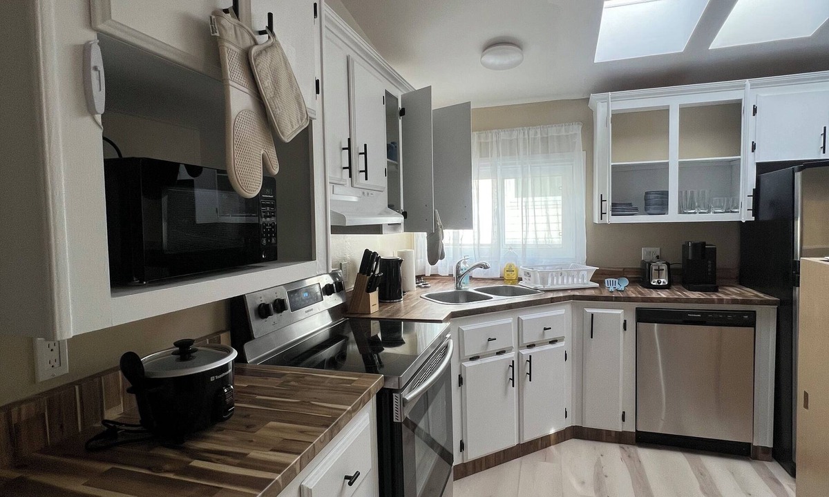 Yellowknife House | 3 bedroom, 2 bathroom across from Walmart, 5 minutes to the airport & hospital.
