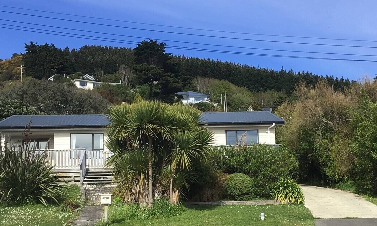 Bluff House | 3 bedroom 2 bathroom north-facing house with sea views
