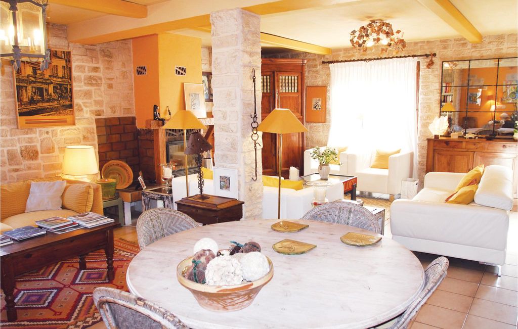 Eyragues House | 3 bedroom accommodation in Eyragues