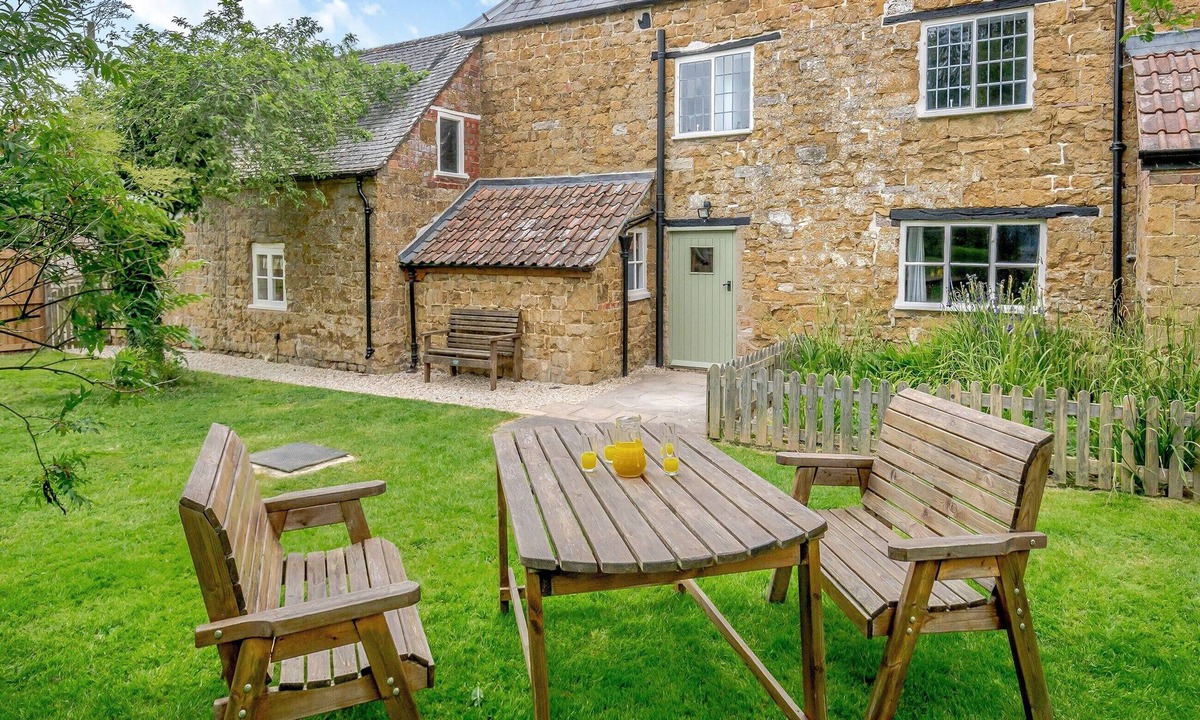 Dursley Cottage | 3 bedroom accommodation in Breadstone, Vale of Berkeley